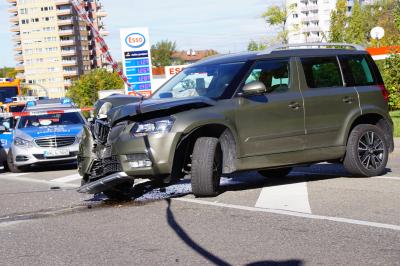 Stuttgart-Rot: Auto kollidiert mit Strassenlaterne